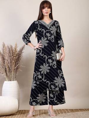 women ethnic motifs printed regular kurta with palazzos 3