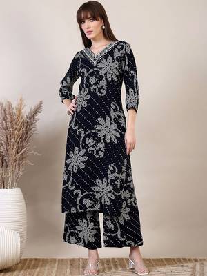 women ethnic motifs printed regular kurta with palazzos 1