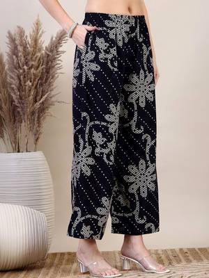 women ethnic motifs printed regular kurta with palazzos 4
