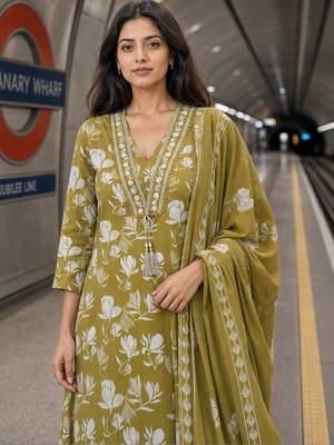 women floral printed regular  silk kurta with trousers & with dupatta 4