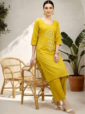women ethnic motifs embroidered regular thread work  cotton kurta with trousers 1