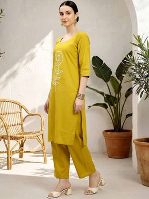 women ethnic motifs embroidered regular thread work  cotton kurta with trousers 2