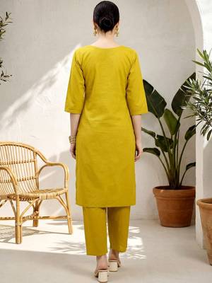 women ethnic motifs embroidered regular thread work  cotton kurta with trousers 3