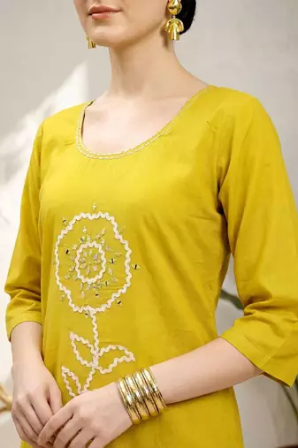 women ethnic motifs embroidered regular thread work  cotton kurta with trousers