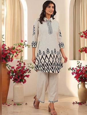 women printed regular  cotton kurta with trousers 3