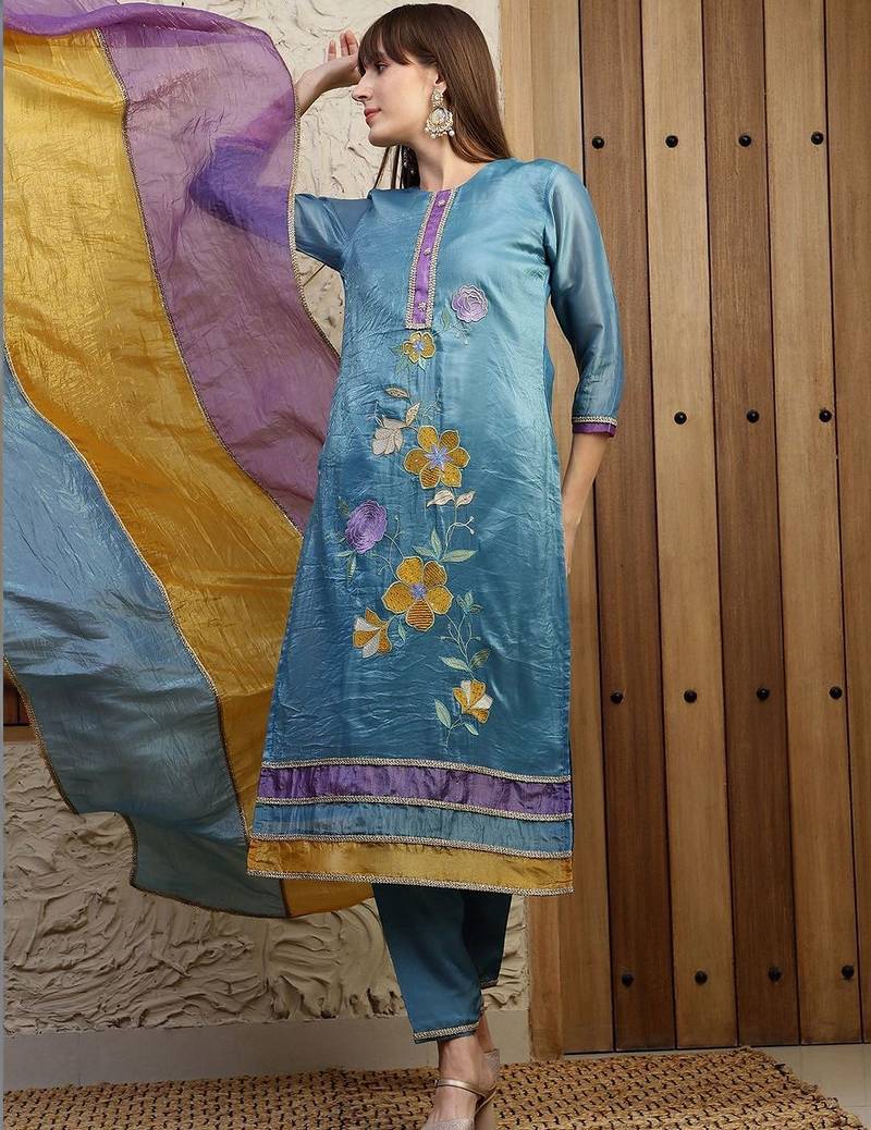 women floral embroidered regular thread work kurta with trousers & with dupatta