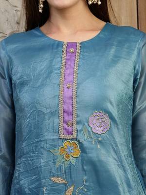 women floral embroidered regular thread work kurta with trousers & with dupatta 3