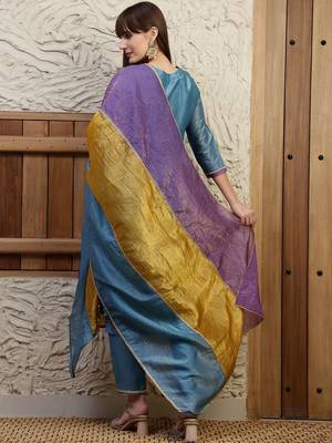 women floral embroidered regular thread work kurta with trousers & with dupatta 4