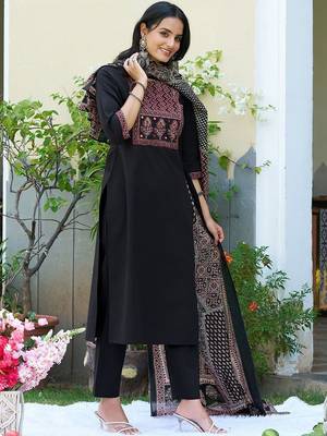 women ethnic motifs printed regular mirror work  cotton kurta with trousers & with dupatta 3