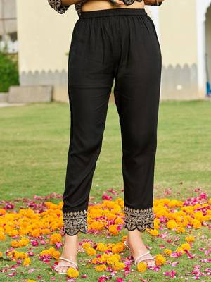 women floral printed regular thread work kurta with trousers & with dupatta 2