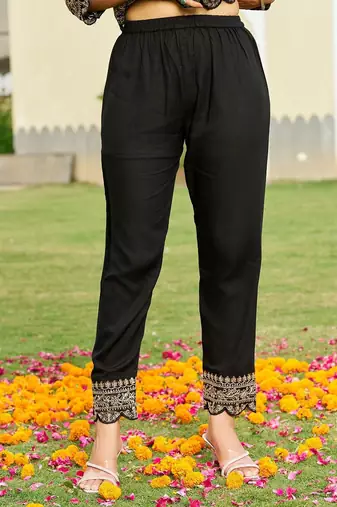 women floral printed regular thread work kurta with trousers & with dupatta