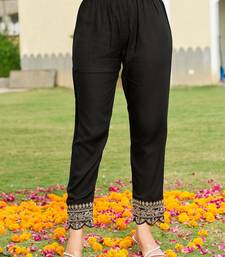 women floral printed regular thread work kurta with trousers & with dupatta