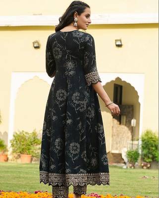 women floral printed regular thread work kurta with trousers & with dupatta 4