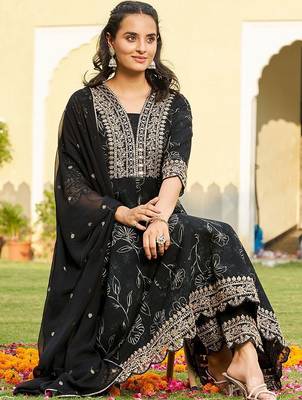 women floral printed regular thread work kurta with trousers & with dupatta 6