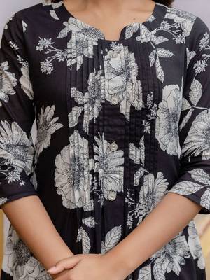 women floral printed pleated  cotton kurta with trousers & with dupatta 2