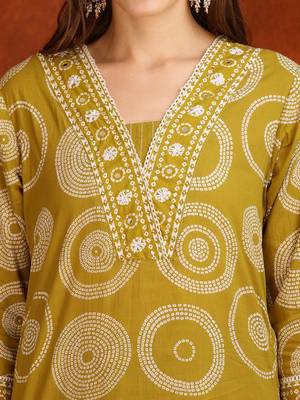 bandhani printed thread work v-neck  cotton kurta with trousers & dupatta 2