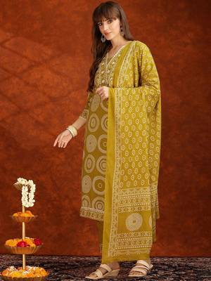bandhani printed thread work v-neck  cotton kurta with trousers & dupatta 3