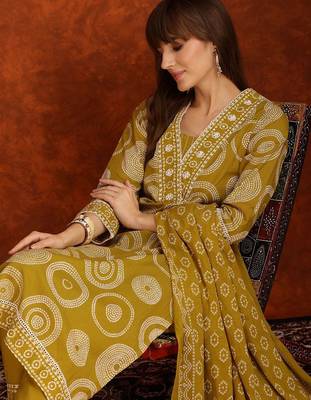 bandhani printed thread work v-neck  cotton kurta with trousers & dupatta 7