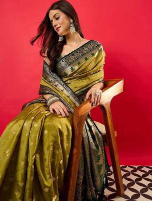 Green woven design zari banarasi saree 4
