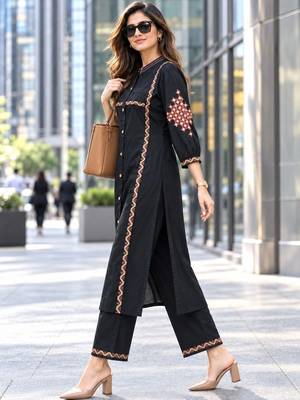women ethnic motifs embroidered regular thread work kurta with trousers 3