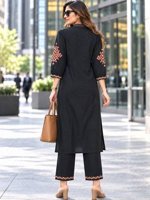 women ethnic motifs embroidered regular thread work kurta with trousers 4