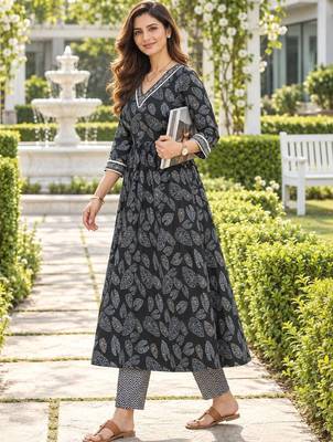 women ethnic motifs printed empire kurta with trousers with dupatta 4