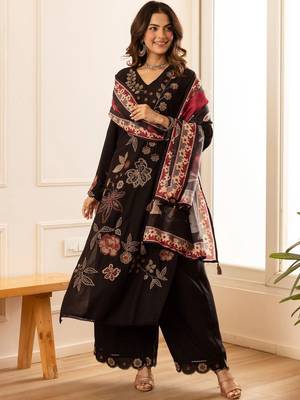 women floral regular thread work kurta with palazzos & with dupatta 1