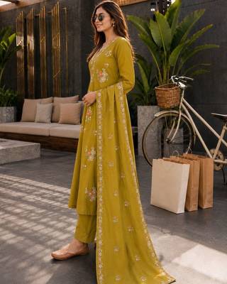 women floral embroidered tiered thread work chanderi cotton kurta with trousers & with dupatta 3