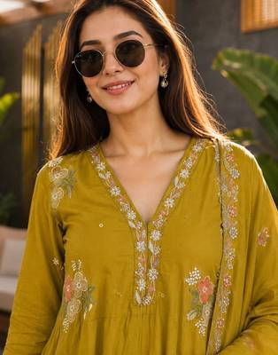 women floral embroidered tiered thread work chanderi cotton kurta with trousers & with dupatta 4