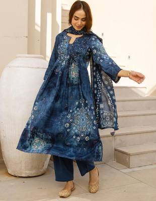 women ethnic motifs printed regular mirror work  cotton kurta with trousers & with dupatta 3