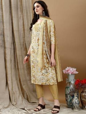 women floral printed regular  cotton kurta with trousers & with dupatta 6