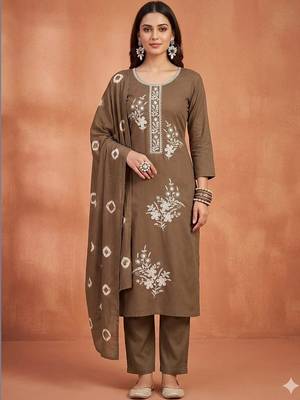 women ethnic motifs embroidered regular thread work kurta with trousers & with dupatta 1