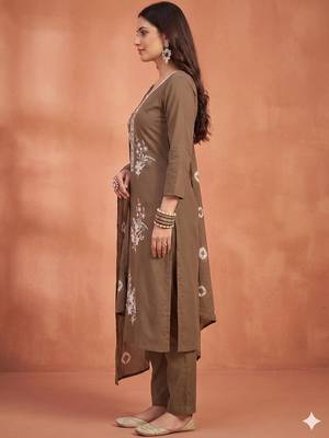 women ethnic motifs embroidered regular thread work kurta with trousers & with dupatta 2