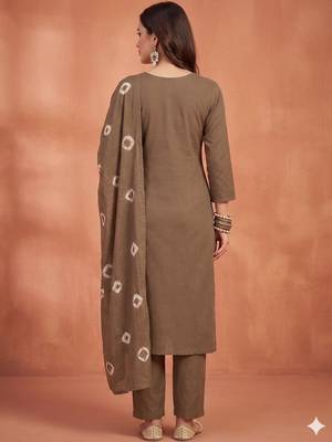 women ethnic motifs embroidered regular thread work kurta with trousers & with dupatta 4