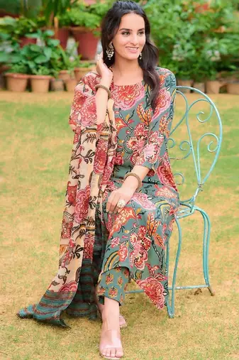 women floral printed regular kurta with trousers & with dupatta