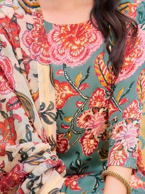 women floral printed regular kurta with trousers & with dupatta 7