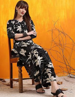 women floral printed regular kurta with palazzos 2