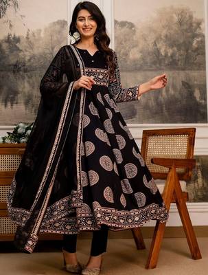 women ethnic motifs printed panelled mirror work kurta with trousers & with dupatta 3