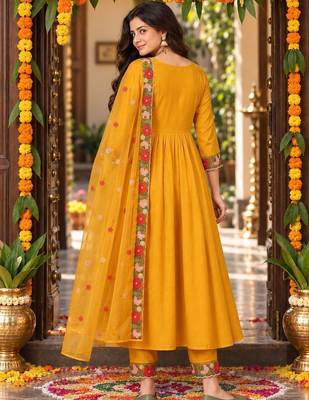 women floral embroidered regular thread work kurta with trousers & with dupatta 2