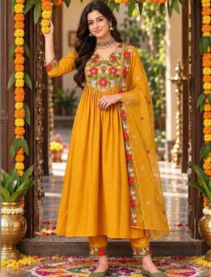 women floral embroidered regular thread work kurta with trousers & with dupatta 3