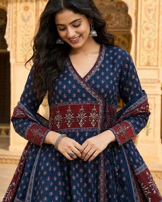 women ethnic motifs printed angrakha  cotton kurta with palazzos & with dupatta 3
