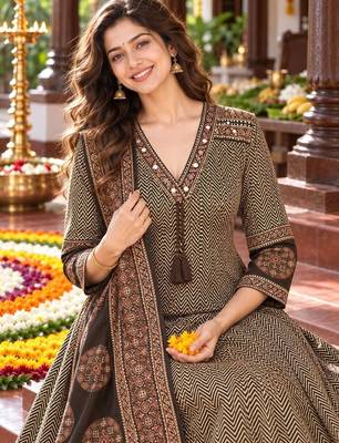 women ethnic motifs printed regular mirror work  cotton kurta with trousers & with dupatta 4