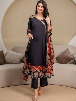women ethnic motifs printed angrakha  cotton kurta with trousers & with dupatta 3