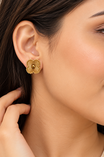 Anti-tarnish, four-petal design, radial texture, stud closure, women's jewellery