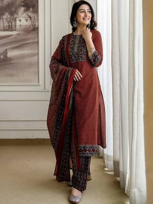 women ethnic motifs printed regular  cotton kurta with trousers & with dupatta 2