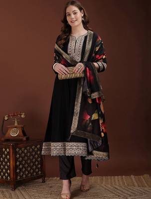 women floral embroidered regular kurta with trousers & with dupatta 3