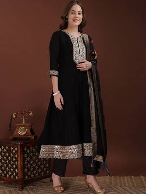 women floral embroidered regular kurta with trousers & with dupatta 4