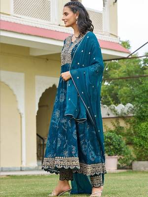 women floral printed panelled thread work kurta with trousers & with dupatta 4