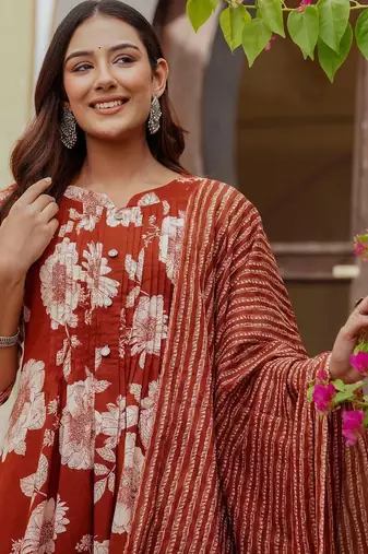 women floral printed pleated  cotton kurta with trousers & with dupatta
