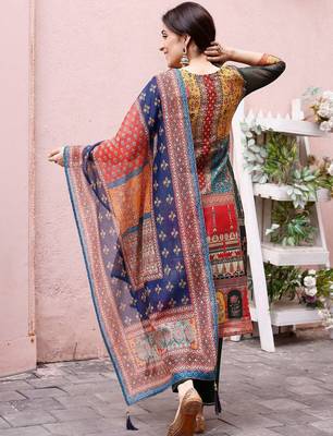 women ethnic motifs printed regular chanderi cotton kurta with trousers & with dupatta 4